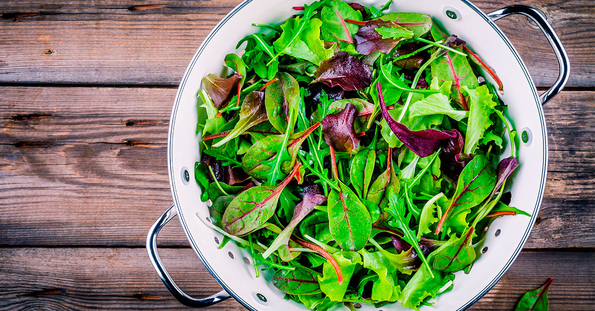 Razones para consumir verduras de hoja verde.